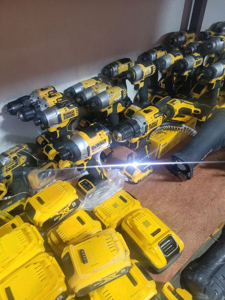 디월트충전드릴드라이버 DCD701 브러쉬리스12V 배터리포함 S급 이미지