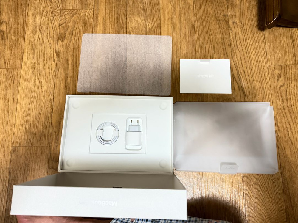 맥북네오 실버색상 512기가 새제품급 팝니다 이미지