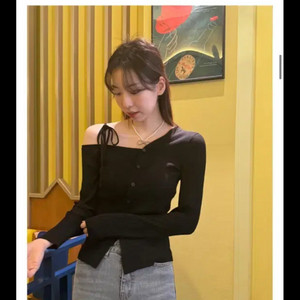 레어먼트 언발 오프숄더 골지 니트 가디건 이미지