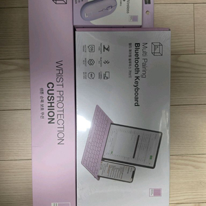 팬톤 멀티 페어링 블루투스 키보드. 마우스. 손목 쿠션 3종 풀세트이며. 미개봉 새제품 이미지