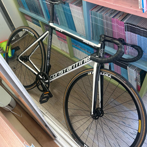 콘스탄틴 디스페랄 판대 2024 검색어 엔진11 트랙차 짚 패포 룩 이미지