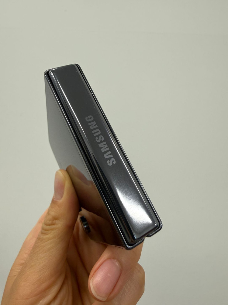 갤럭시 Z플립5 256기가 그레이 이미지