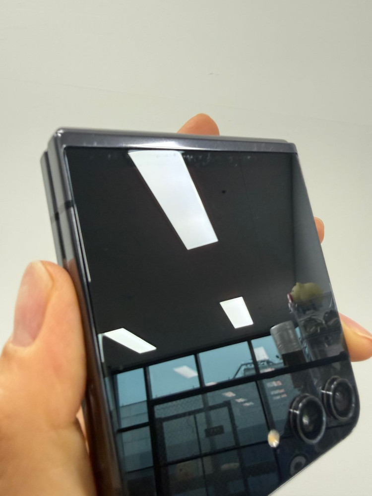 갤럭시 Z플립5 256기가 그레이 이미지