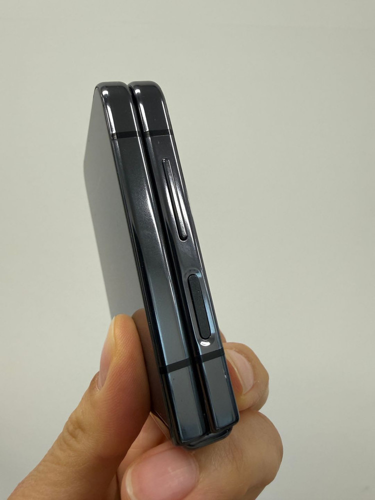 갤럭시 Z플립5 256기가 그레이 이미지