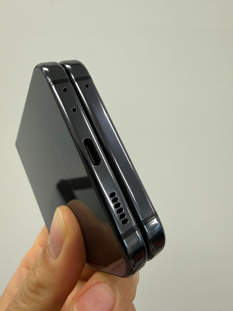 갤럭시 Z플립5 256기가 그레이 이미지