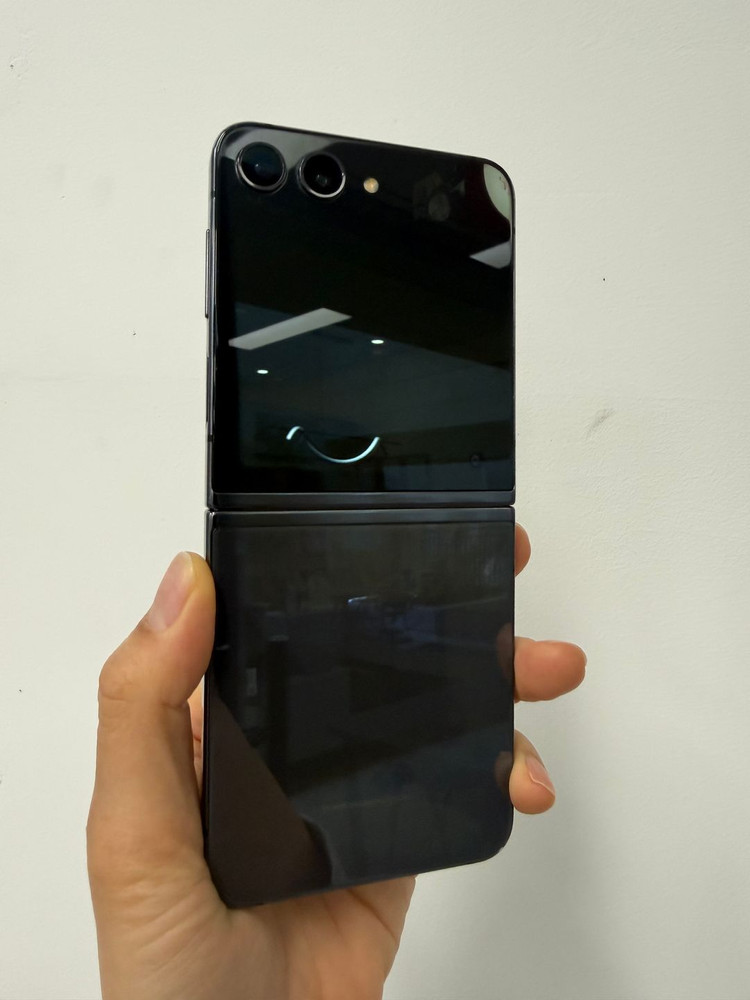 갤럭시 Z플립5 256기가 그레이 이미지