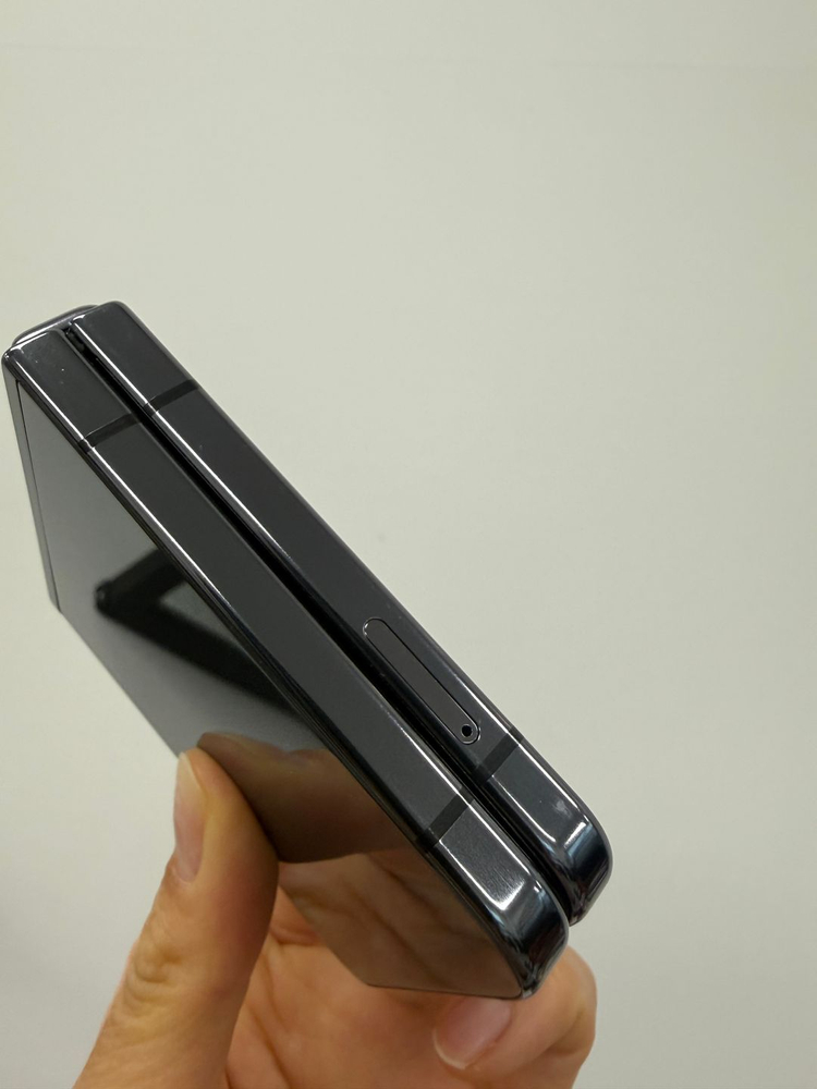 갤럭시 Z플립5 256기가 그레이 이미지