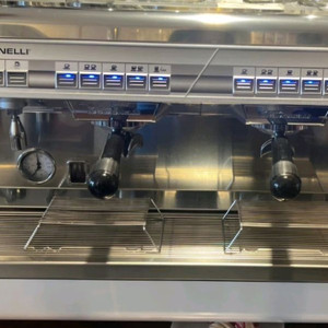 시모넬리 아피아2 커피머신 이미지