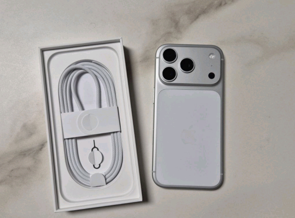 아이폰17프로 실버256GB + 립스케일 케이스 이미지