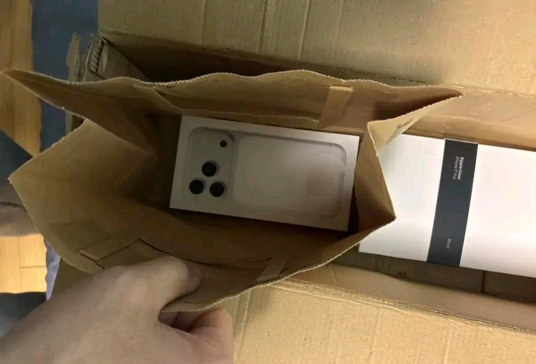 아이폰17프로 실버256GB + 립스케일 케이스 이미지