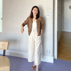 애프터글로우 색감이 깔끔하게 예쁜 아이보리 색상 편하게 입기 좋은 와이드 팬츠 M 사이즈 1번 착용 이미지