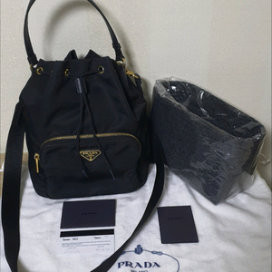 프라다 버킷백 라지 크로스백/숄더백 정품A급(보증서O)구찌루이비통디올고야드샤넬셀린느보테가생로랑발렌시아가버버리가방 이미지