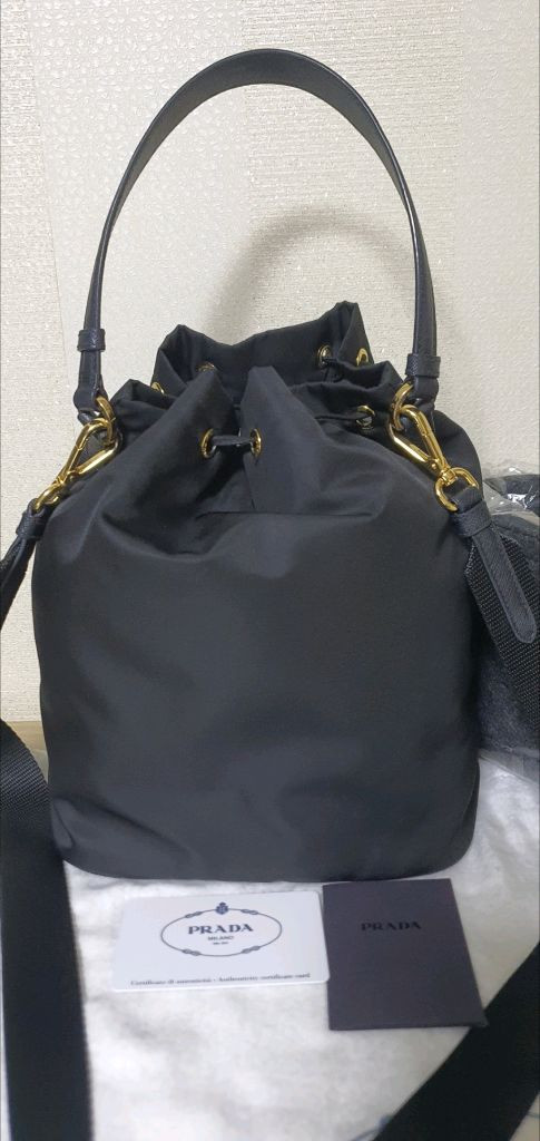 프라다 버킷백 라지 크로스백/숄더백 정품A급(보증서O)구찌루이비통디올고야드샤넬셀린느보테가생로랑발렌시아가버버리가방 이미지