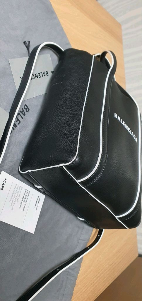 발렌시아가 에브리데이 크로스백 정품S급(감정서O)구찌프라다루이비통디올고야드샤넬셀린느보테가생로랑버버리가방 이미지