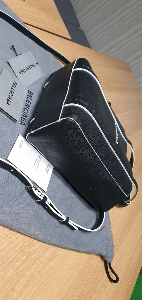 발렌시아가 에브리데이 크로스백 정품S급(감정서O)구찌프라다루이비통디올고야드샤넬셀린느보테가생로랑버버리가방 이미지