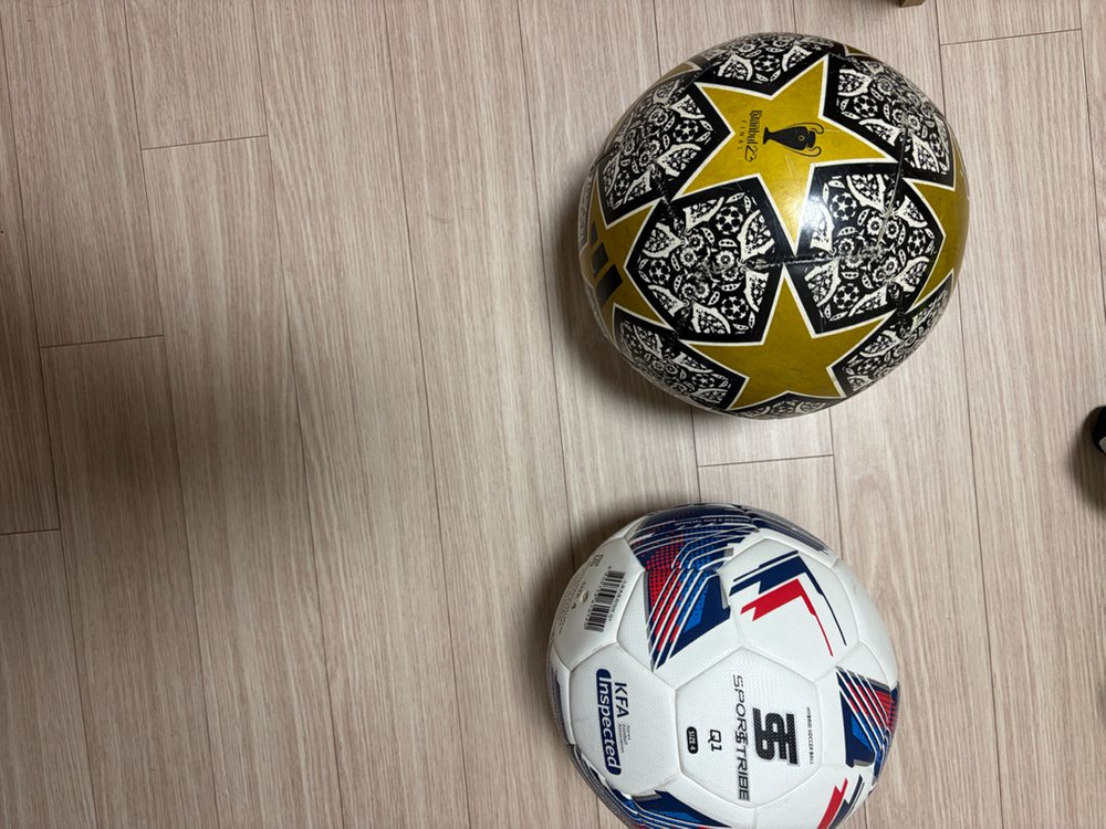 축구화 4개(250mm) + K리그 축구공 2개 묶음 판매 이미지