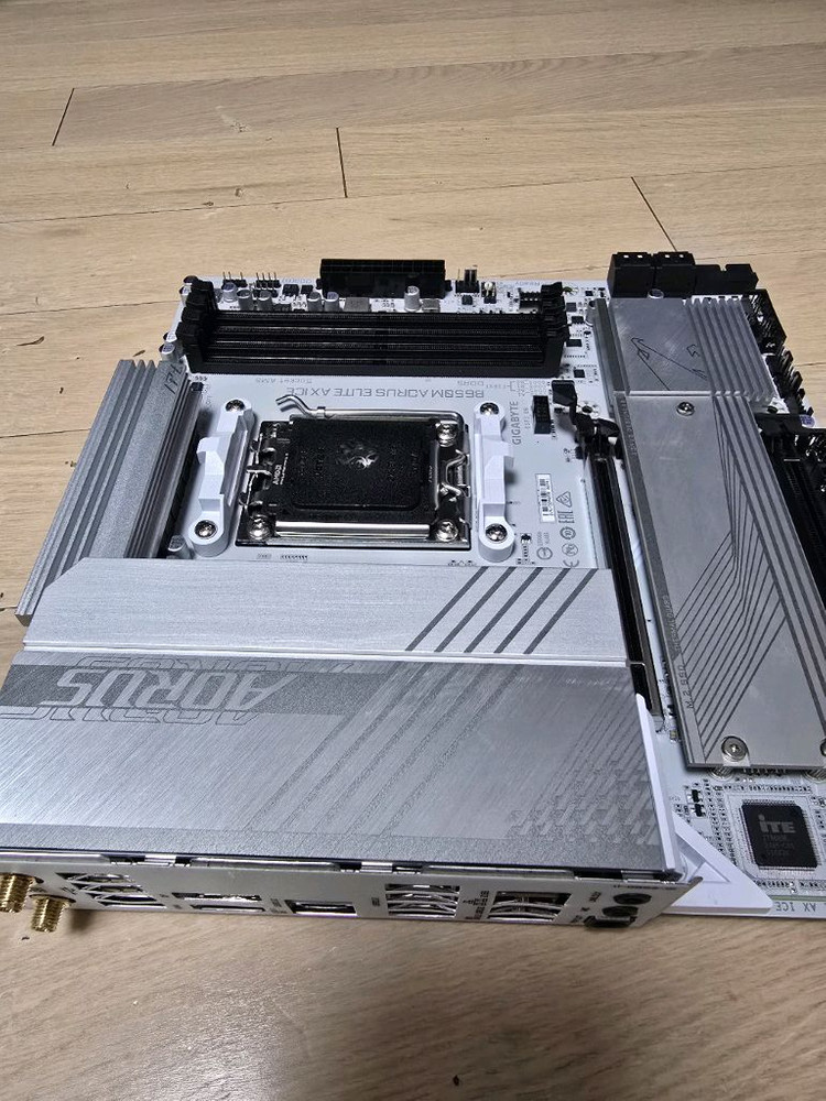 b650m 어로스 엘리트 화이트 as27년초 이미지