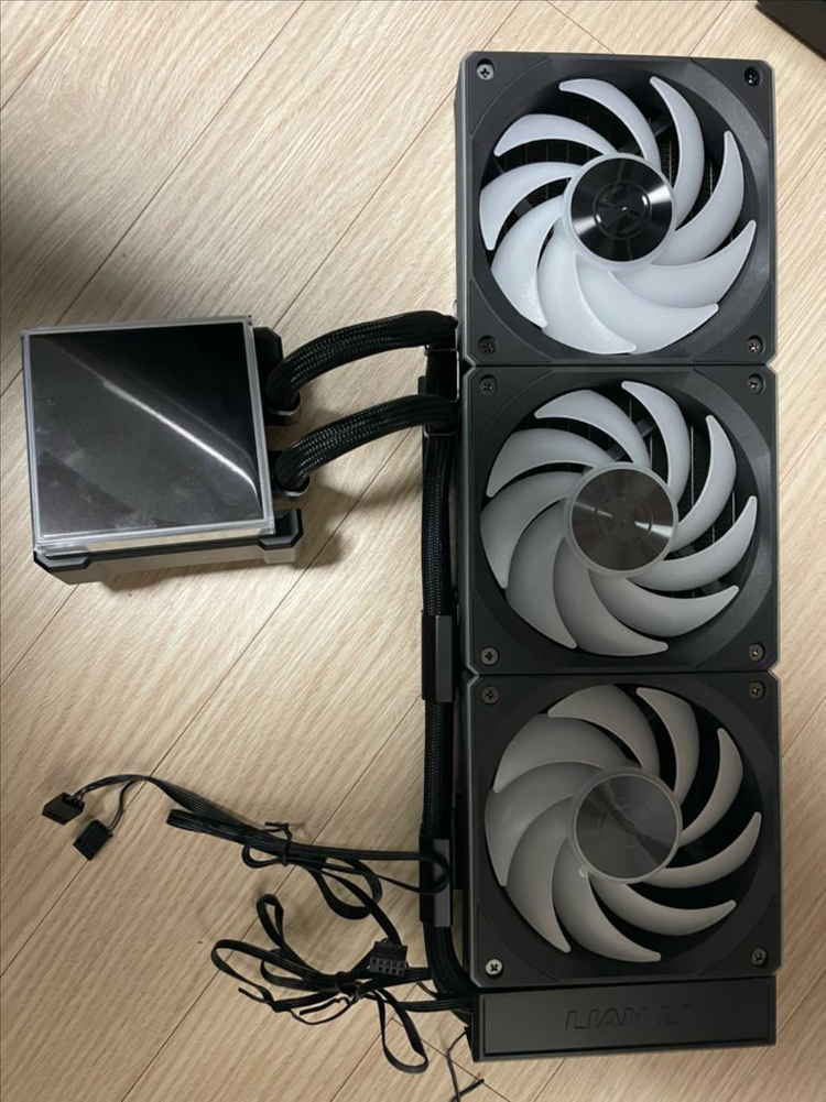 리안리 Hydroshift II LCD-S 360CL 수냉쿨러 판매 합니다 이미지