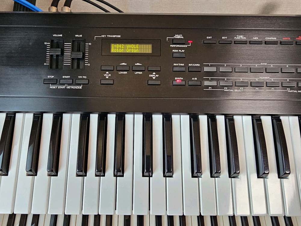 Roland D-10 신디사이저 이미지