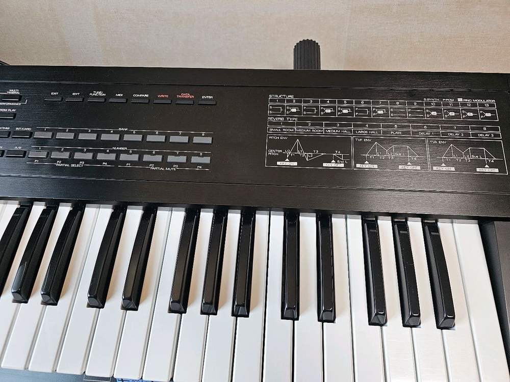 Roland D-10 신디사이저 이미지