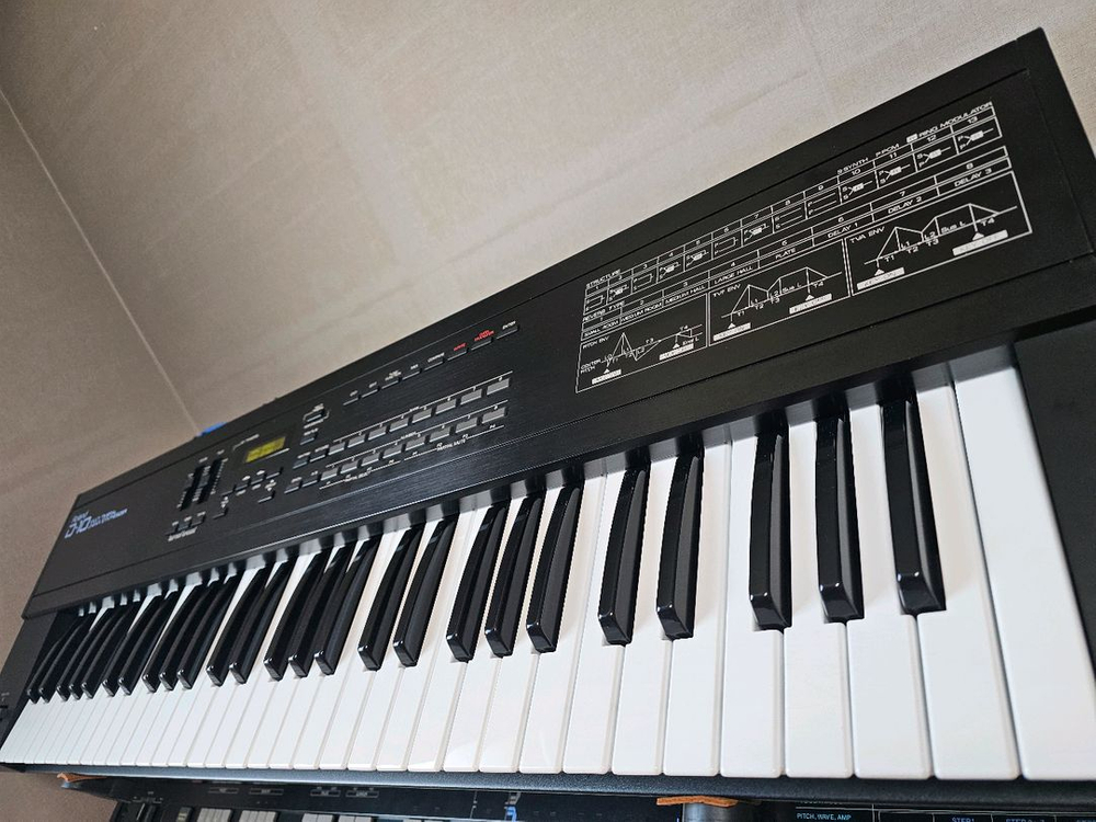 Roland D-10 신디사이저 이미지