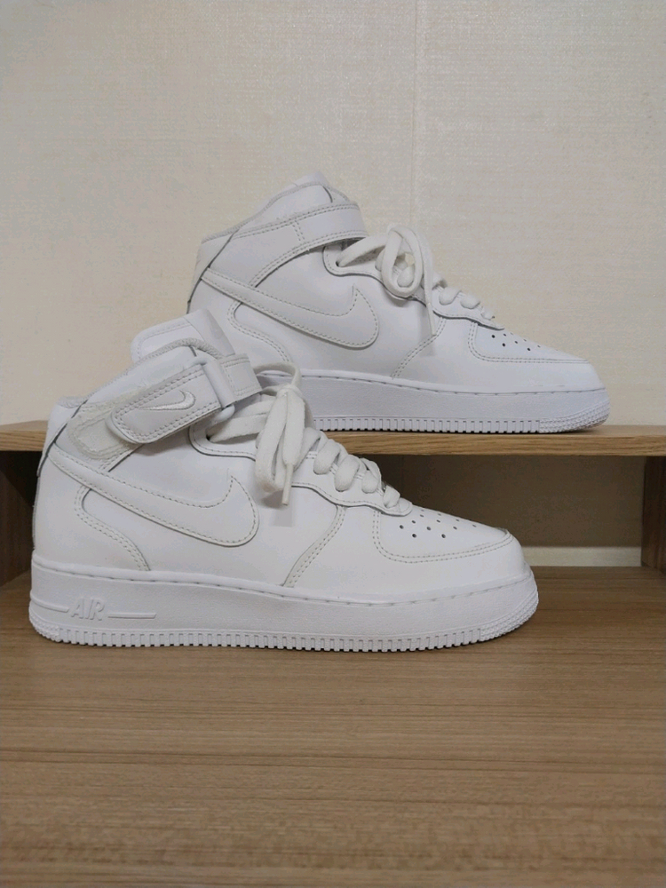 여성 나이키 에어포스1 미드 LE 화이트 운동화 (240) 이미지