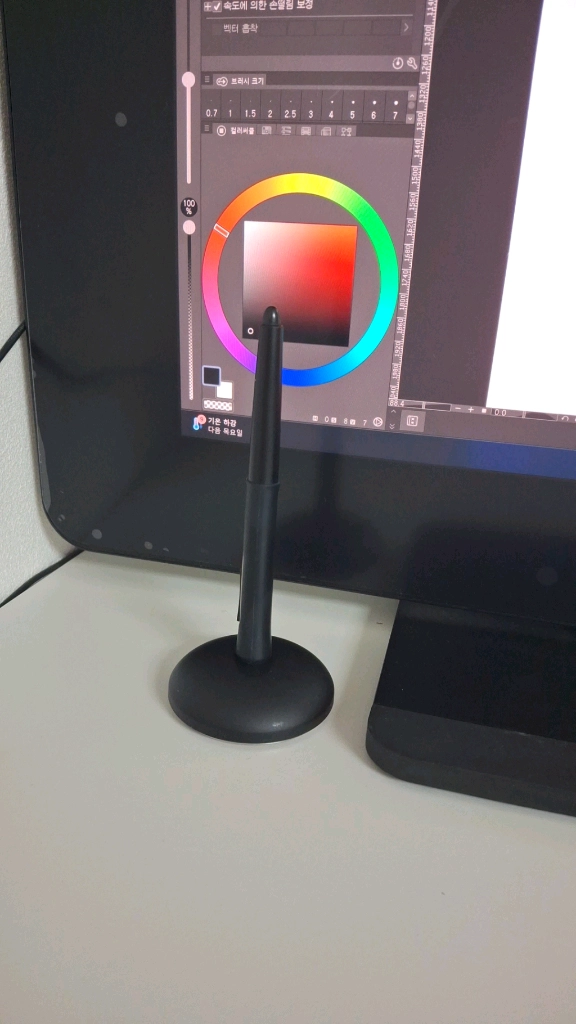 와콤 프로 신디크 32인치 펜 디스플레이 태블릿 dth 3220 이미지