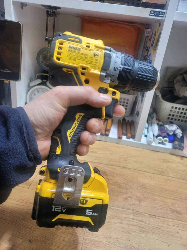 디월트충전드릴드라이버 DCD701 브러쉬리스12V 5.0AH S급 이미지