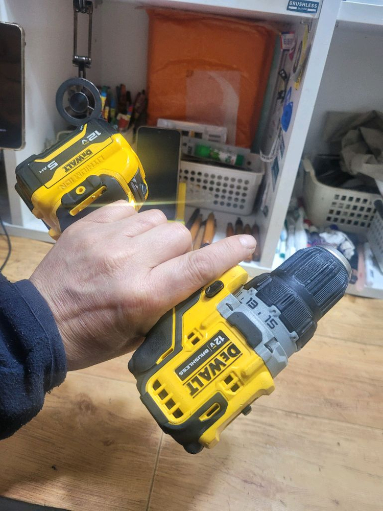 디월트충전드릴드라이버 DCD701 브러쉬리스12V 5.0AH S급 이미지