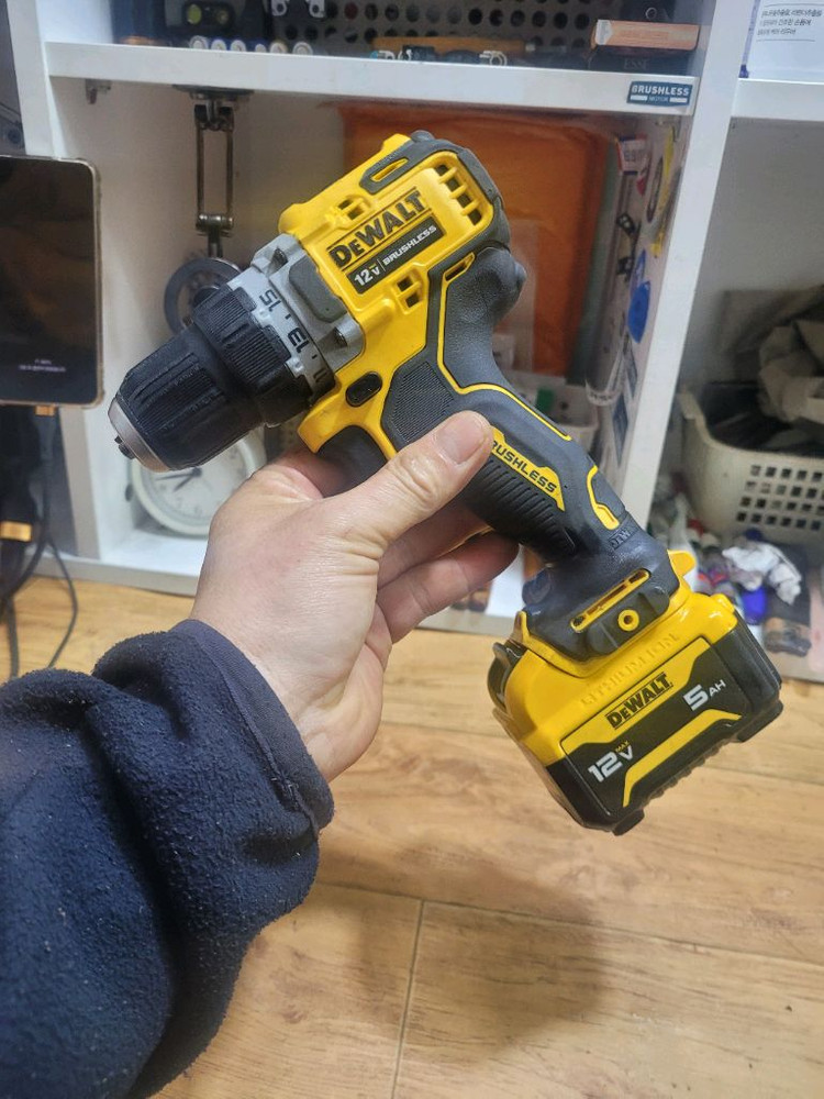 디월트충전드릴드라이버 DCD701 브러쉬리스12V 5.0AH S급 이미지