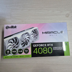 지포스 RTX 4080 SUPER 그래픽카드 화이트 이미지