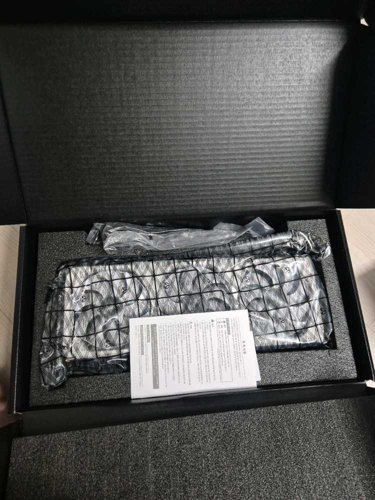 지포스 RTX 4080 SUPER 그래픽카드 화이트 이미지