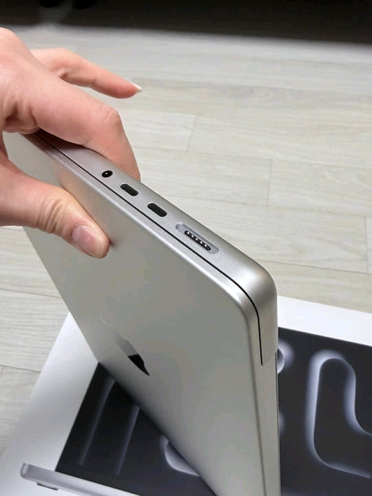 맥북 프로 M5 14인치 16GB 실버 (특S 새제품, 사이클6) 이미지