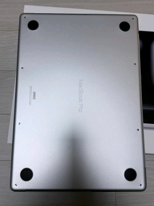 맥북 프로 M5 14인치 16GB 실버 (특S 새제품, 사이클6) 이미지