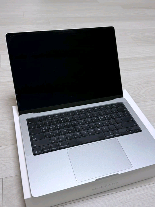 맥북 프로 M5 14인치 16GB 실버 (특S 새제품, 사이클6) 이미지