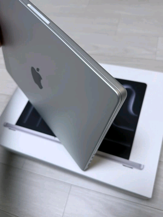 맥북 프로 M5 14인치 16GB 실버 (특S 새제품, 사이클6) 이미지