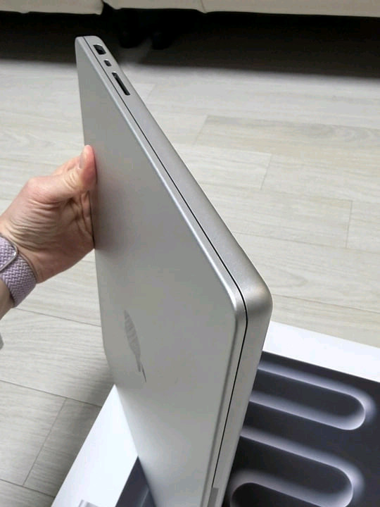 맥북 프로 M5 14인치 16GB 실버 (특S 새제품, 사이클6) 이미지