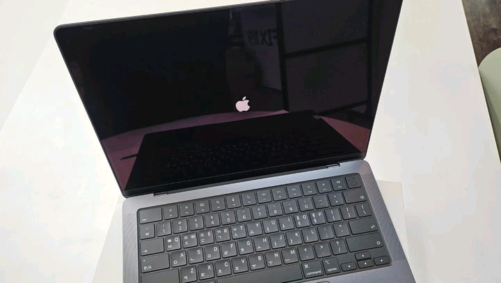 맥북 프로 14 M4 24GB 512GB 이미지