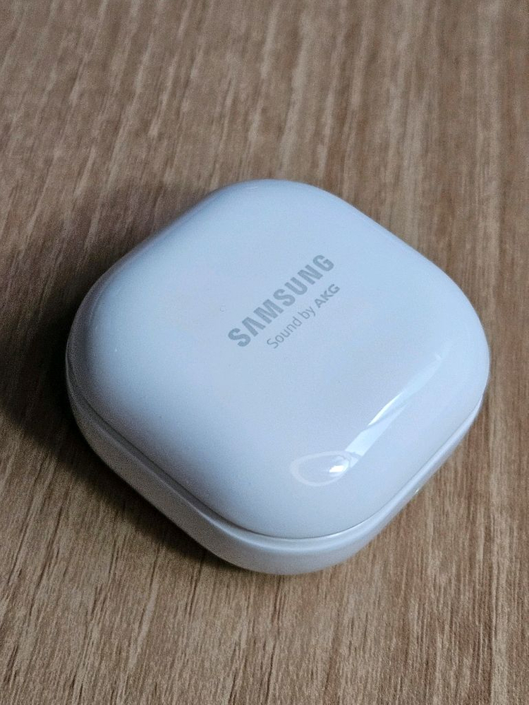 갤럭시 버즈라이브 화이트 충전본체 이미지