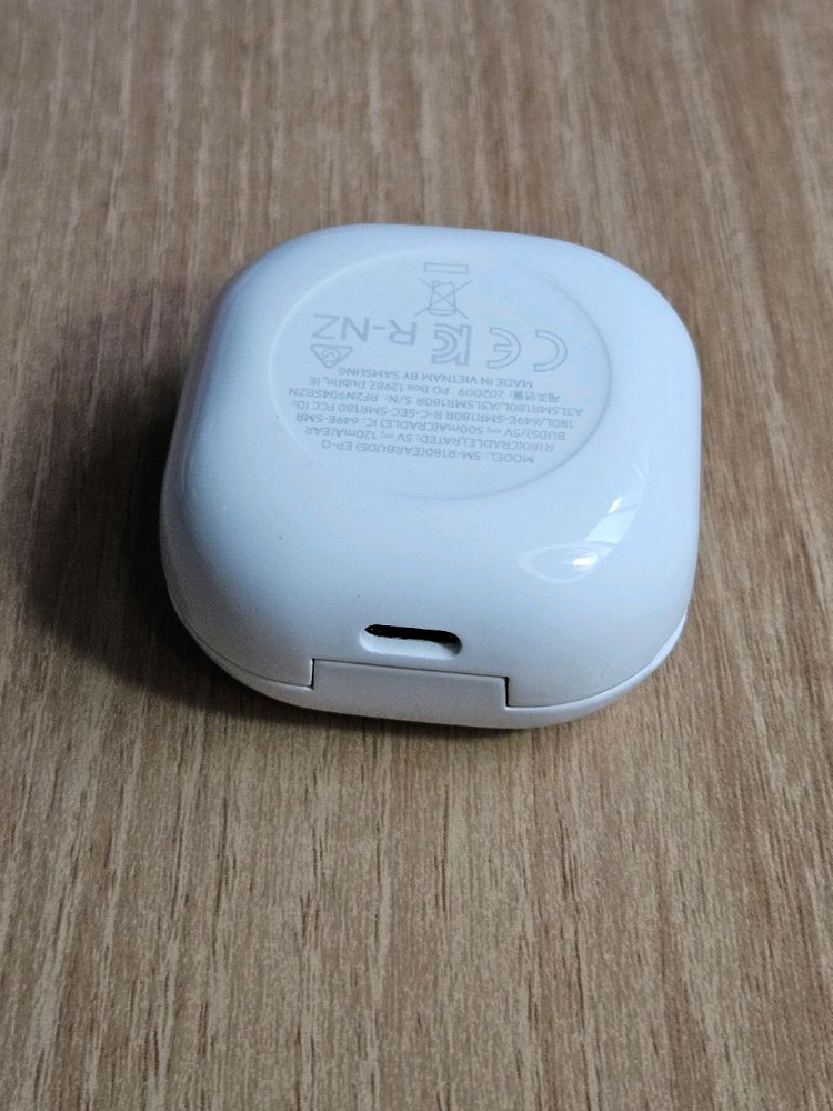 갤럭시 버즈라이브 화이트 충전본체 이미지