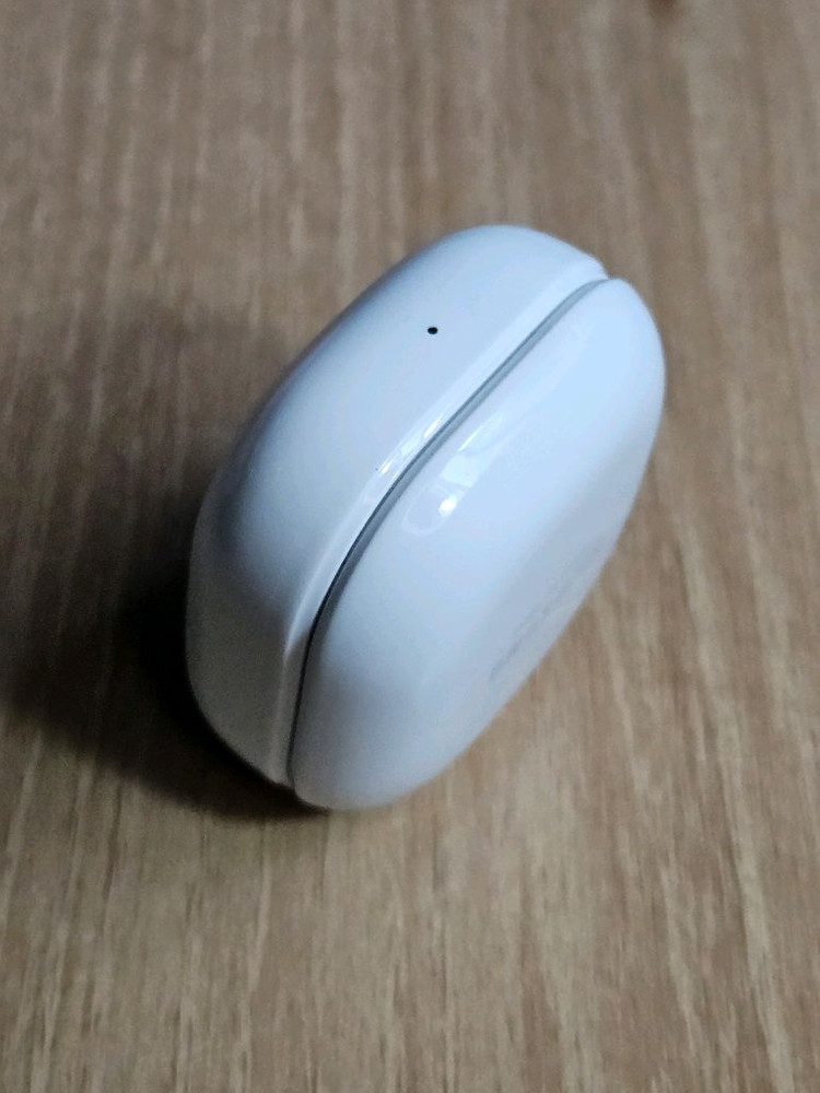 갤럭시 버즈라이브 화이트 충전본체 이미지