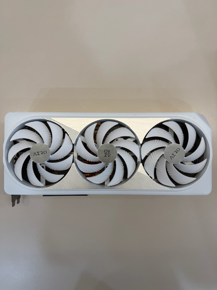 기가바이트 RTX 4080 SUPER AERO (4090 aero 슈라우드) 이미지