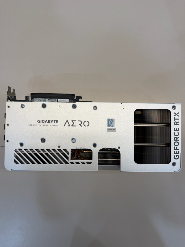 기가바이트 RTX 4080 SUPER AERO (4090 aero 슈라우드) 이미지