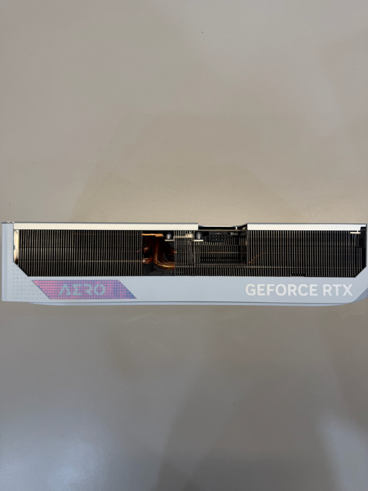 기가바이트 RTX 4080 SUPER AERO (4090 aero 슈라우드) 이미지