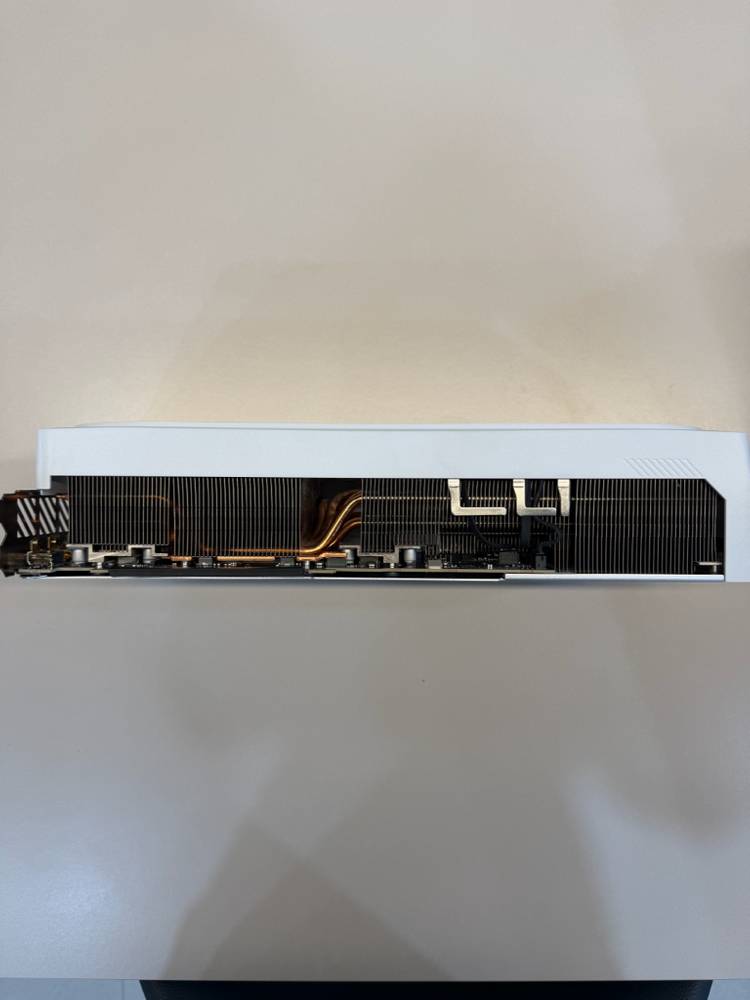 기가바이트 RTX 4080 SUPER AERO (4090 aero 슈라우드) 이미지