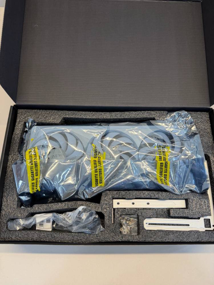 기가바이트 RTX 4080 SUPER AERO (4090 aero 슈라우드) 이미지