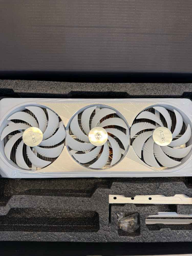 기가바이트 RTX 4080 SUPER AERO (4090 aero 슈라우드) 이미지