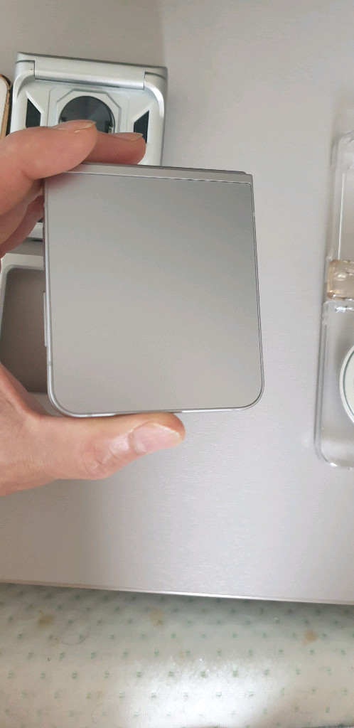 갤럭시 Z플립6 이미지