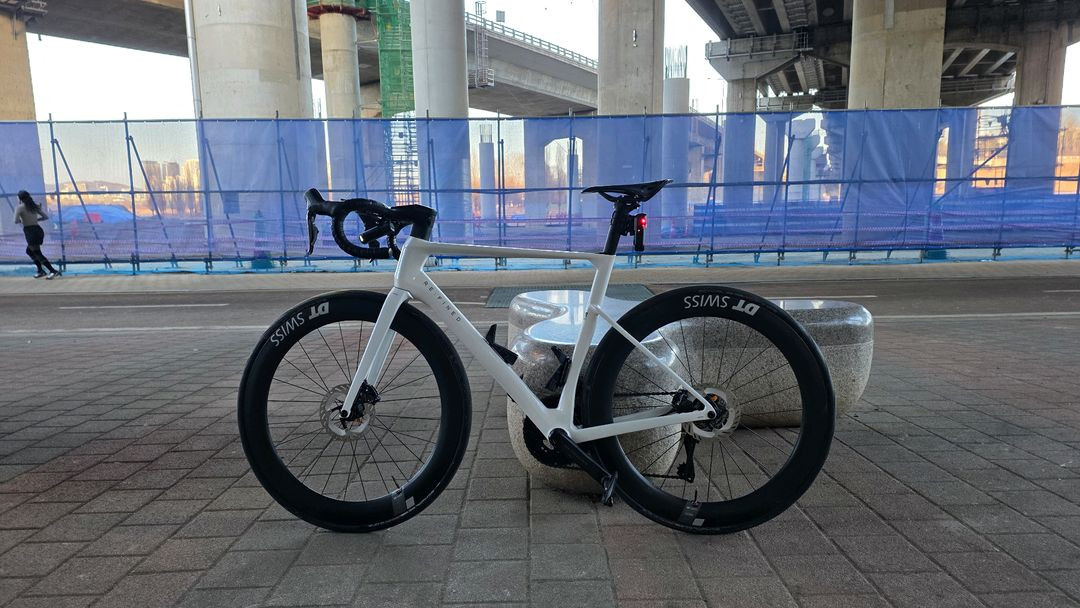 [입문 최고] 리파인드8 옥타 울테그라 12단 di2 (M 사이즈) 화이트 풀카본 로드 자전거 이미지