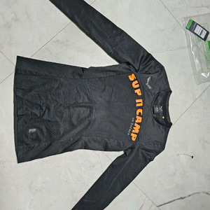 살레와 여성 레쉬가드 이미지